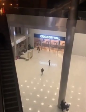 Начало атаки. Вооруженные люди в холле «Крокус Сити Холла». Скриншот, соцсети