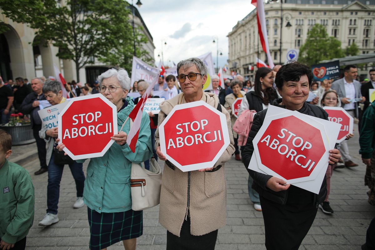 Участники Национального марша жизни под лозунгом «Да здравствует Польша!» маршируют по улицам Варшавы, Польша, 14 апреля 2024 года. По словам организаторов, марш является проявлением протеста против нападок на брак, семью и «зачатых детей, находящихся под угрозой аборта». На плакатах написано «Остановите аборты». Фото: Albert Zawada / EPA-EFE