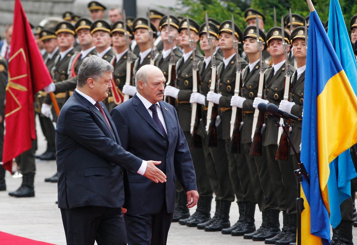 Lukashenko and Ukrainian President Petro Poroshenko review an honour guard outside the Presidential Administration building in Kyiv, Ukraine, 21 July 2017. Photo: EPA / STEPAN FRANKO