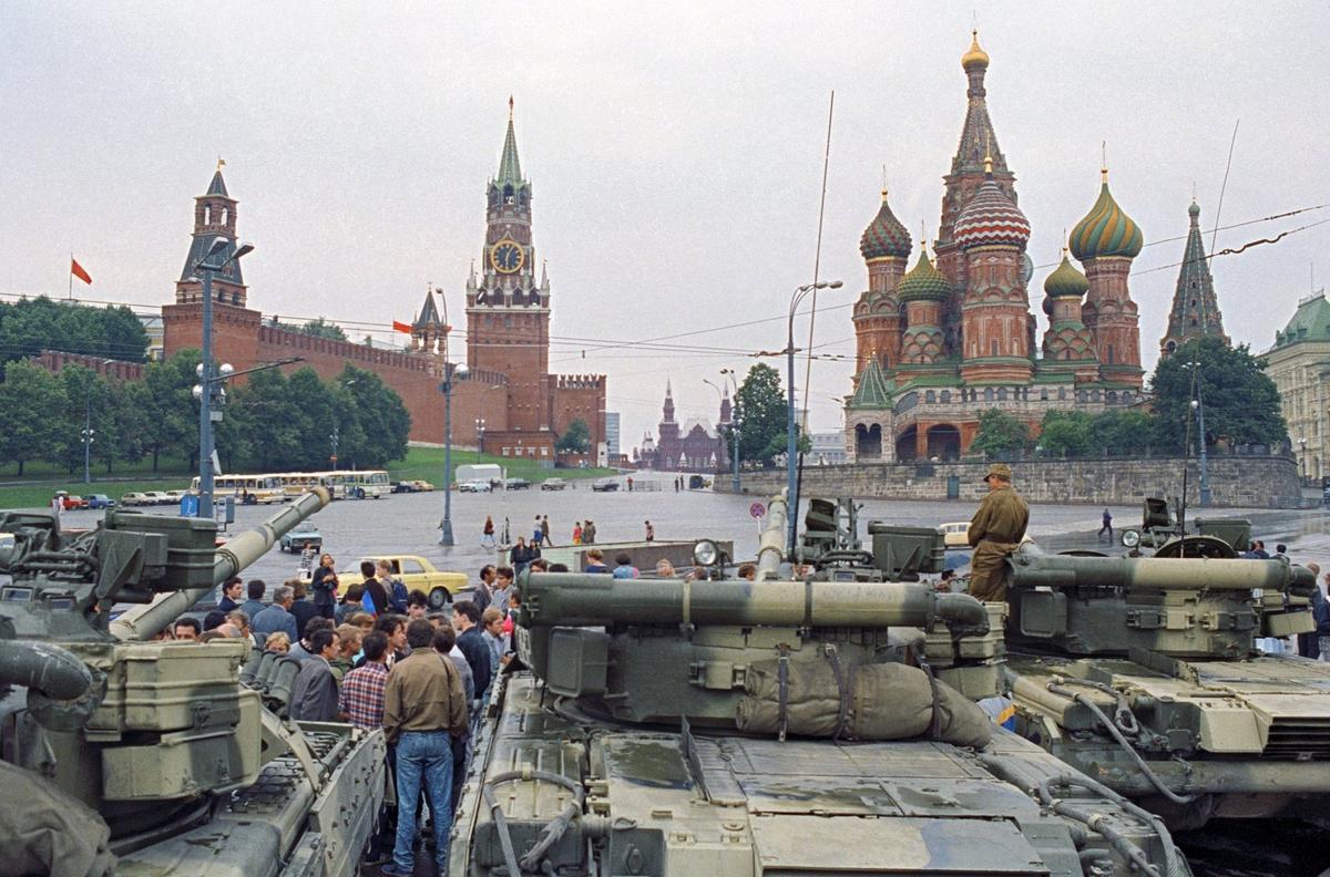 Танки на Красной площади во время путча 1991 года. Фото:  Wikimedia Commons