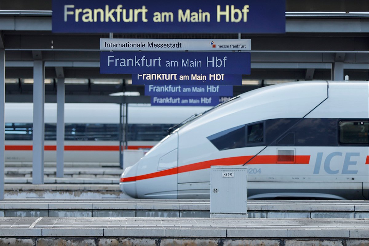 Скоростные поезда на главном железнодорожном вокзале Франкфурта во время забастовки профсоюза машинистов немецких поездов (GDL), 24 января 2024 года. Фото: Ronald Wittek / EPA-EFE