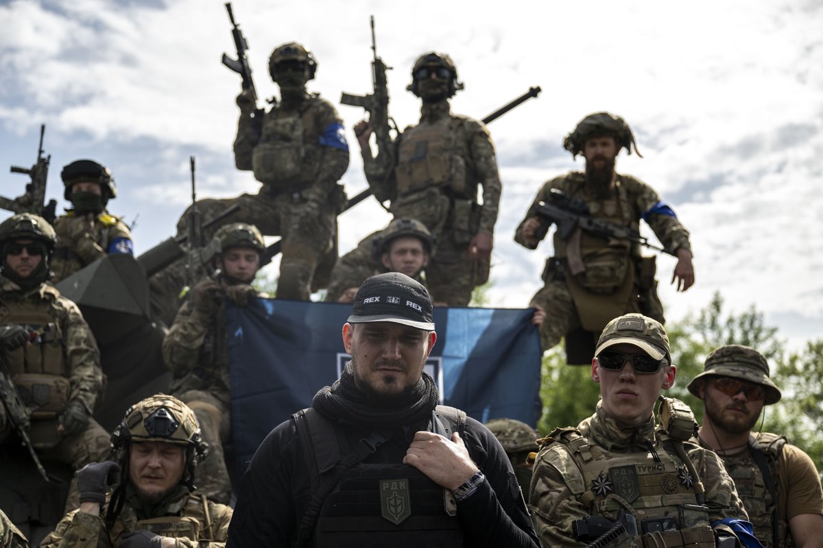 Члены «Российского Добровольческого Корпуса» рядом с границей России, Украина, 24 мая 2023 года. Фото: Muhammed Enes Yildirim / Anadolu Agency / Getty Images