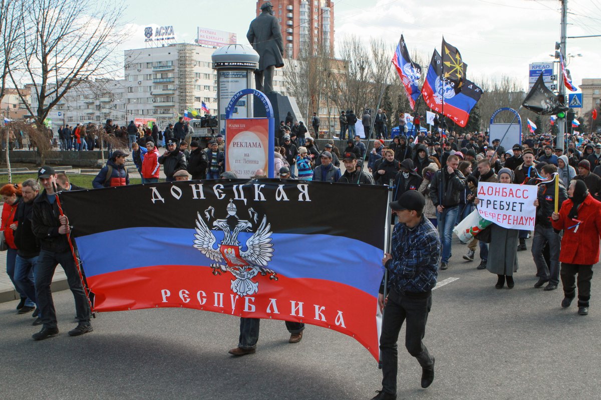 Пророссийские демонстранты с флагом самопровозглашенной «Донецкой республики» в центре Донецка, 5 апреля 2014 года. Фото: Photomig / EPA