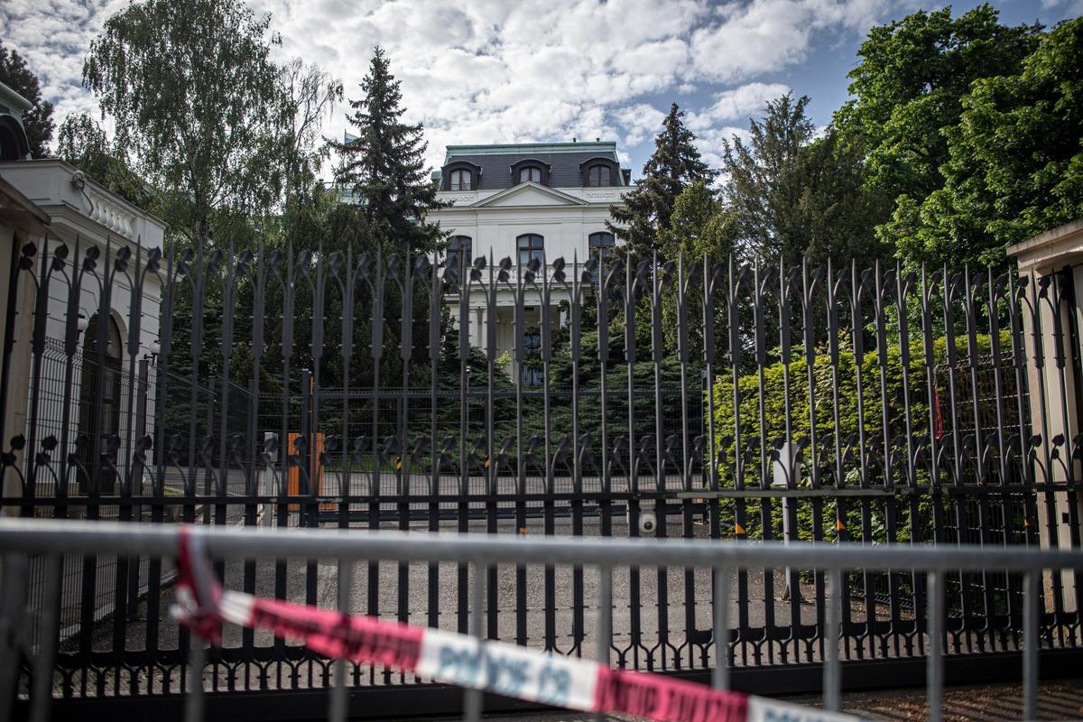 Здание российского посольства в Чехии. Фото: Lukas Kabon / Anadolu Agency / Getty Images