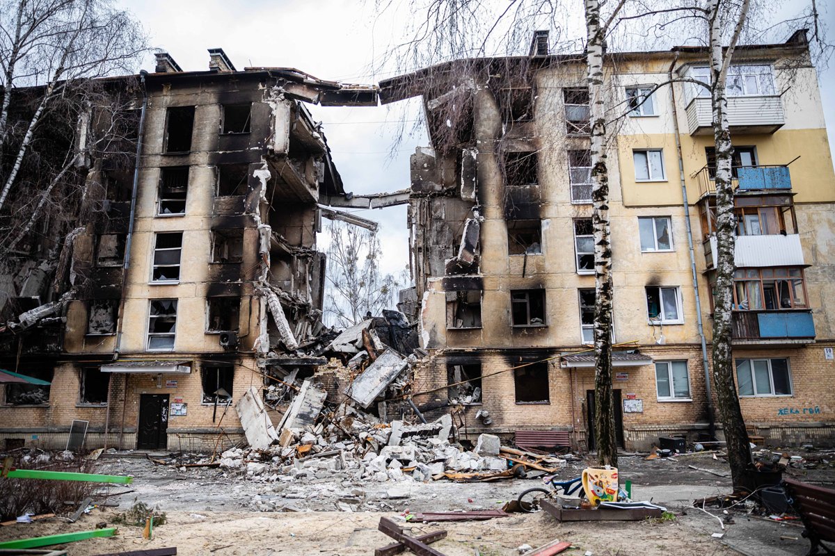 Разрушенный дом в военном городке Гостомеля после отхода российских войск из Киевской области, 6 апреля 2024 года. Фото: Christian Essler / Action Press / Vida Press