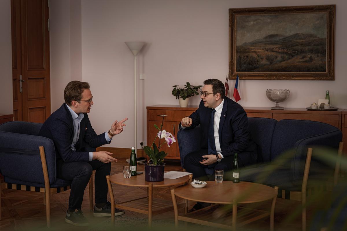 Jan Lipavský during the interview with Kirill Martynov. The Czech Embassy in Riga. Photo: Vlad Dokshin, exclusively for Novaya Gazeta Europe