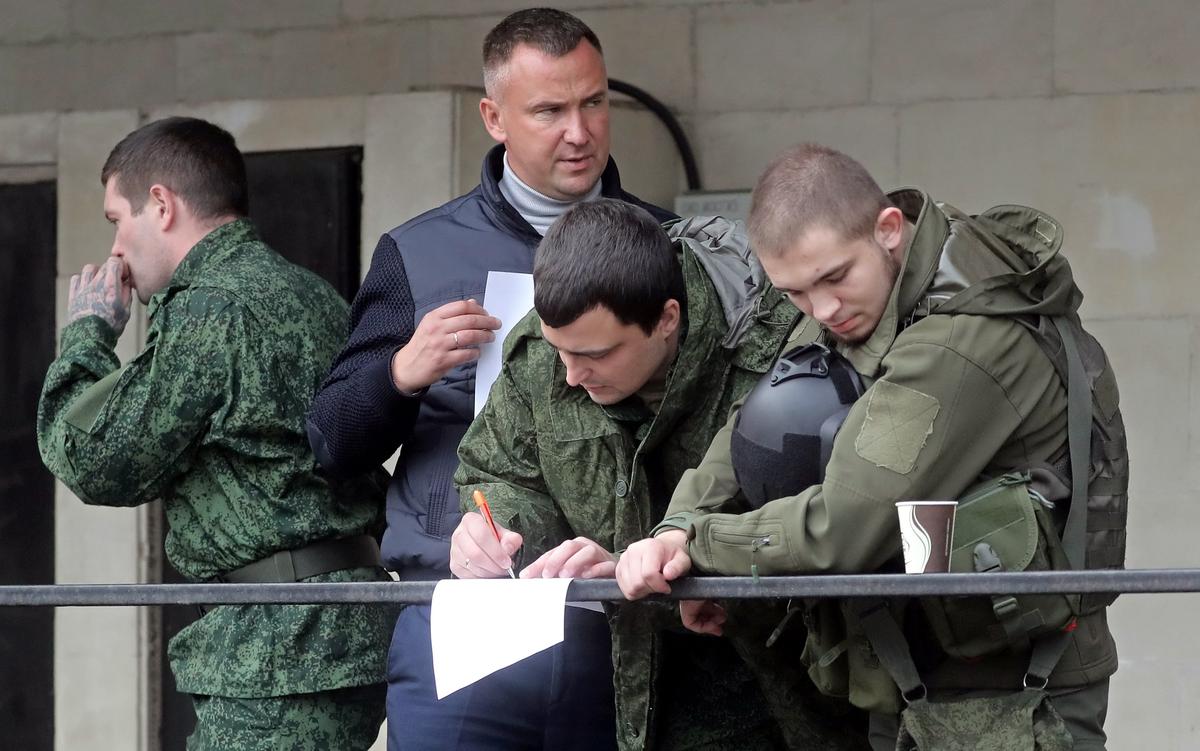 Мобилизованные у одного из военкоматов в Москве. Фото: ЕРА