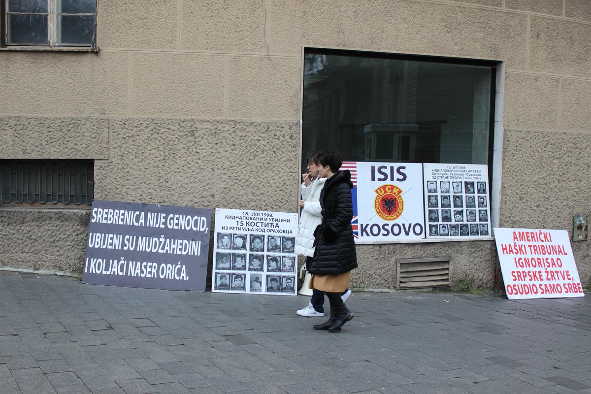 Плакаты с пикета против политики НАТО, Белград. Фото: Екатерина Красоткина, специально для «Новой газеты Европа»