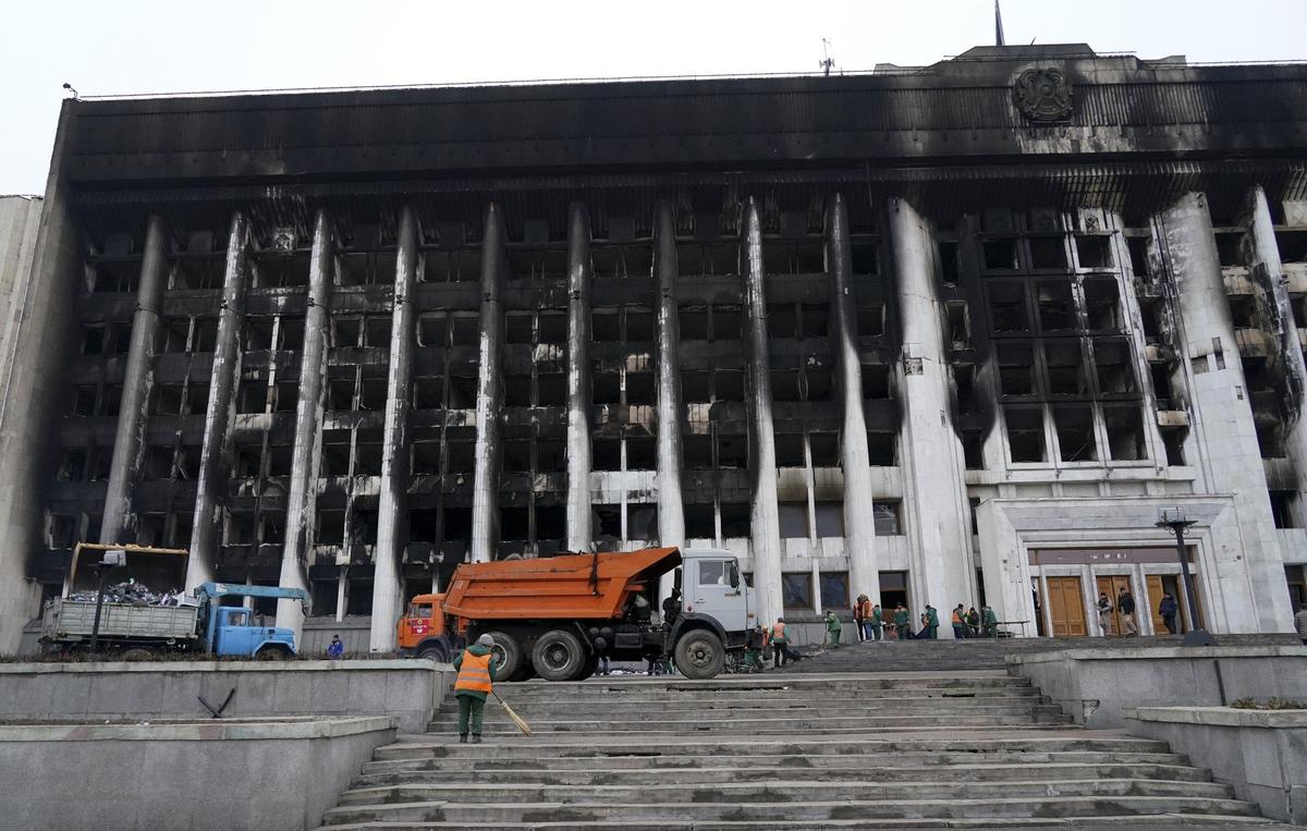 Обгоревшее после беспорядков здание Парламента в Алматы, 11 января 2022 года. Фото: Pavel Pavlov / Anadolu Agency / Getty Images