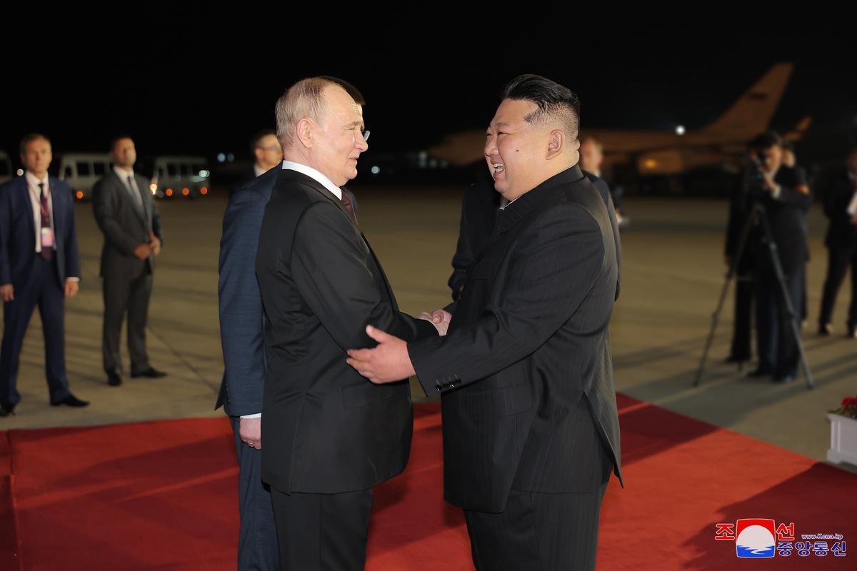 North Korean dictator Kim Jong Un greets Putin upon his arrival at Pyongyang Airport, 19 June 2024. Photo: EPA-EFE / KCNA