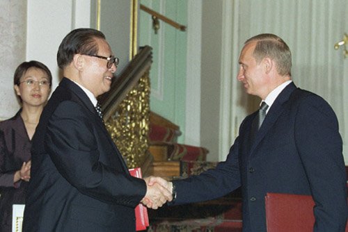 Владимир Путин и Цзян Цзэминь, 2001 год. Фото:  Wikimedia Commons , CC BY 4.0