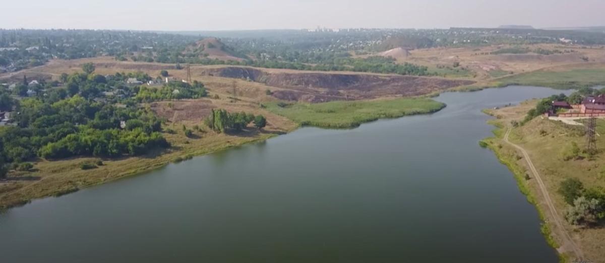 Макеевское водохранилище, вид сверху. Скриншот канала «Донбас с высоты» / Youtube