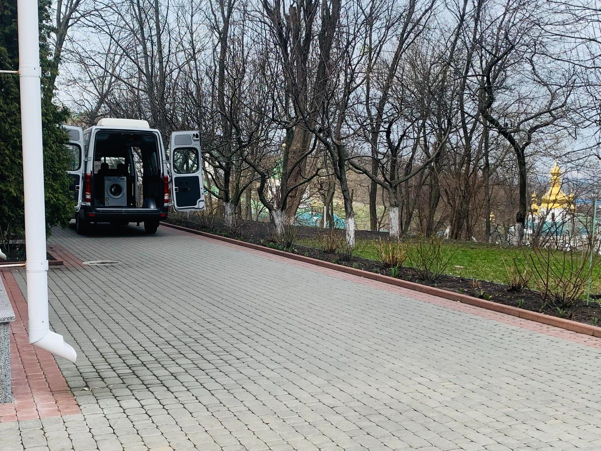 В багажники машин и микроавтобусы грузят стиралки и бойлеры. Фото: Ольга Мусафирова, специально для «Новой газеты Европа»