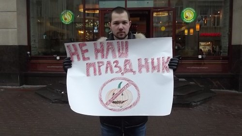 “Not our holiday!”: a man holding up an anti-Halloween sign. Photo:  pravoz.ru