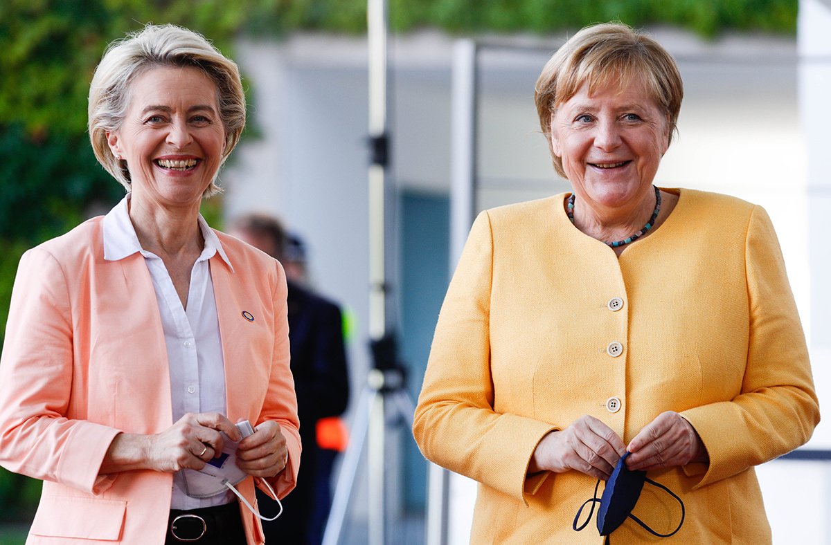 Канцлер Германии Ангела Меркель приветствует Урсулу фон дер Ляйен на саммите G20 Compact with Africa в Берлине, Германия, 27 августа 2021 года. Фото: Filip Singer / EPA-EFE