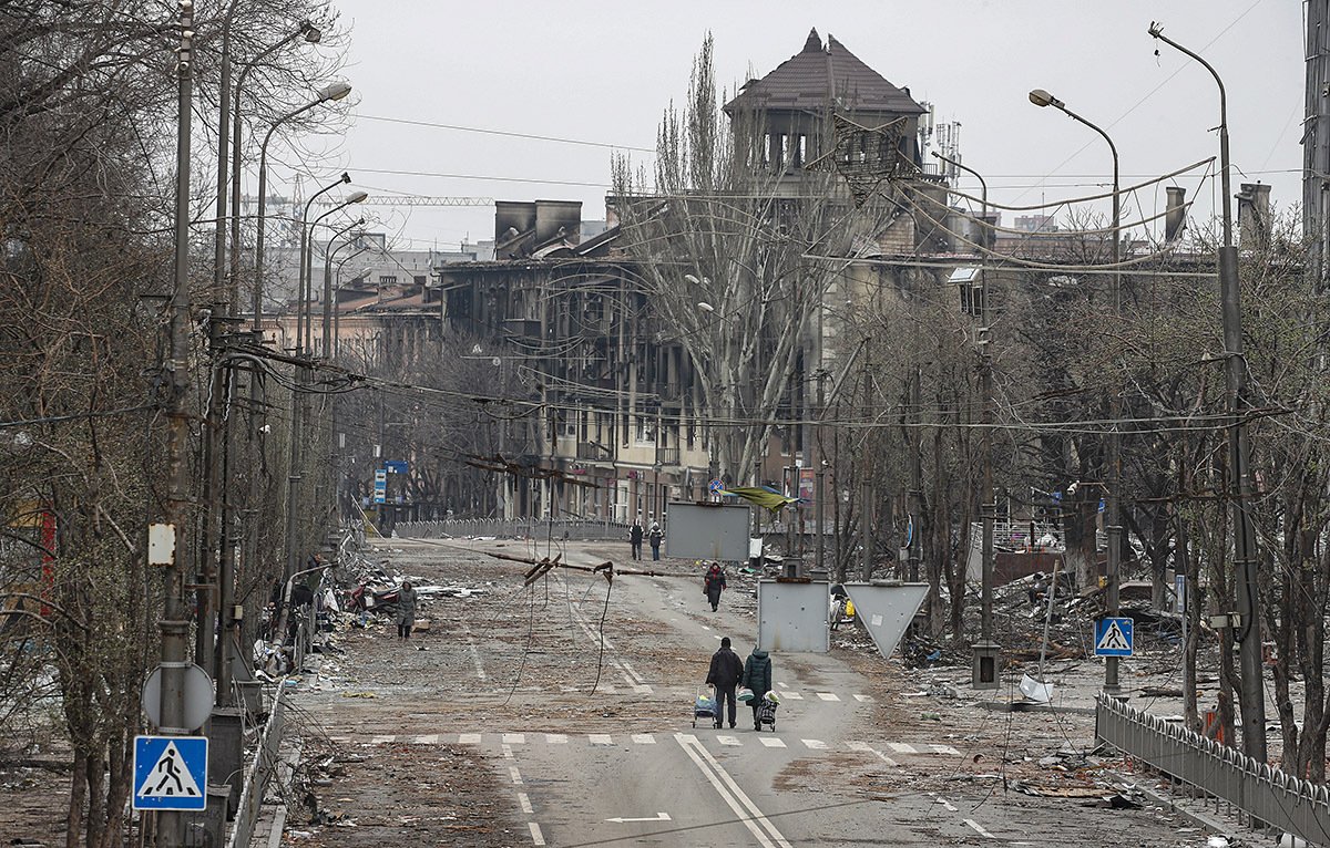 Местные жители идут по проспекту Мира в центре Мариуполя, Украина, 12 апреля 2022 года. Фото: Сергей Ильницкий / EPA-EFE