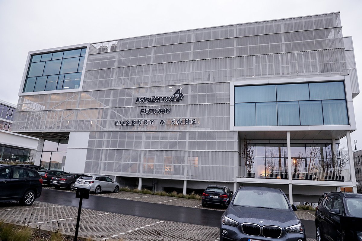 Здание компании AstraZeneca в Дилбеке, Бельгия, 28 января 2020 года. Фото: Stephanie Lecocq / EPA-EFE