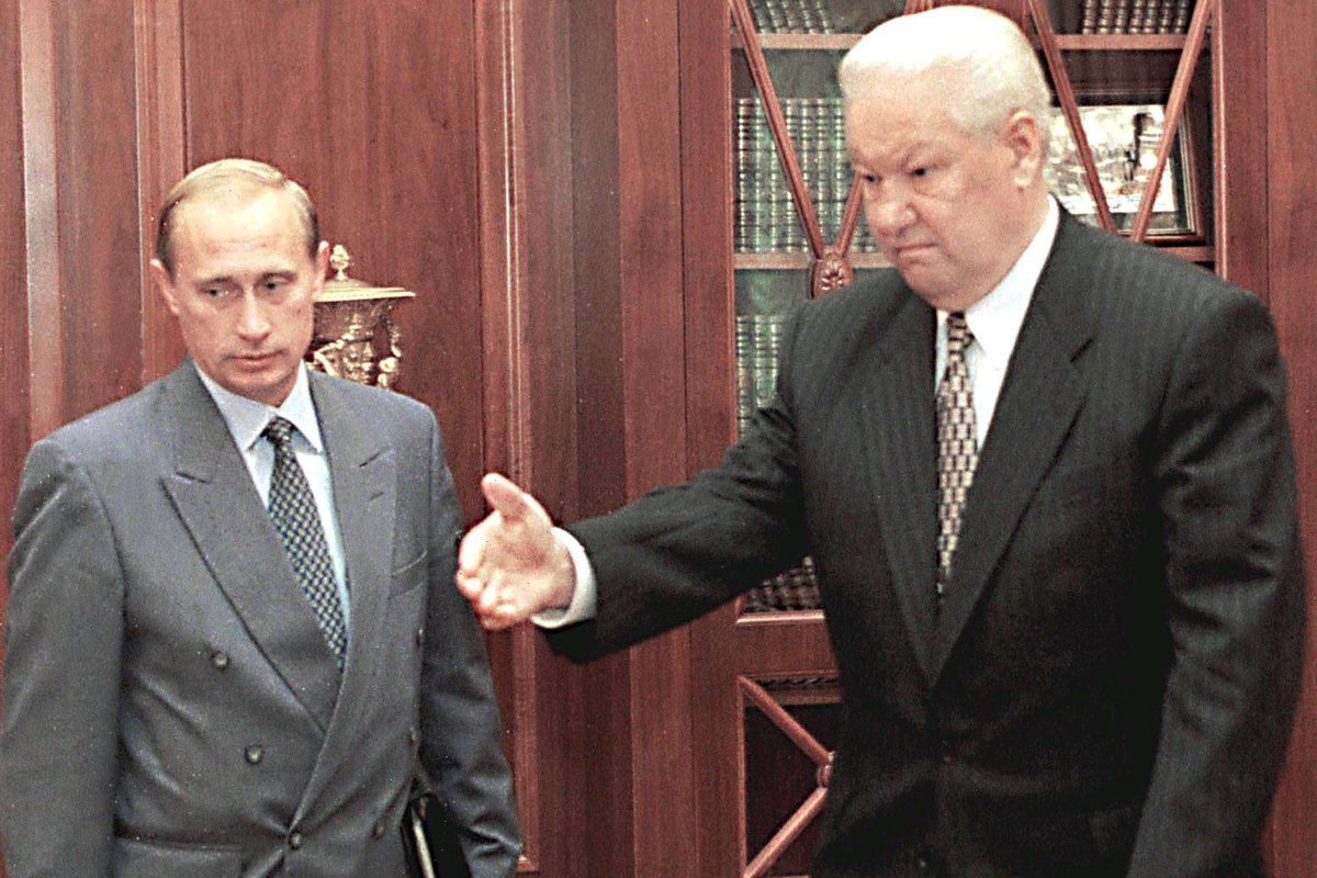 Президент России Борис Ельцин принимает Владимира Путина, директора Федеральной службы безопасности России, 29 марта 1999 года. Фото: ИТАР-ТАСС / EPA
