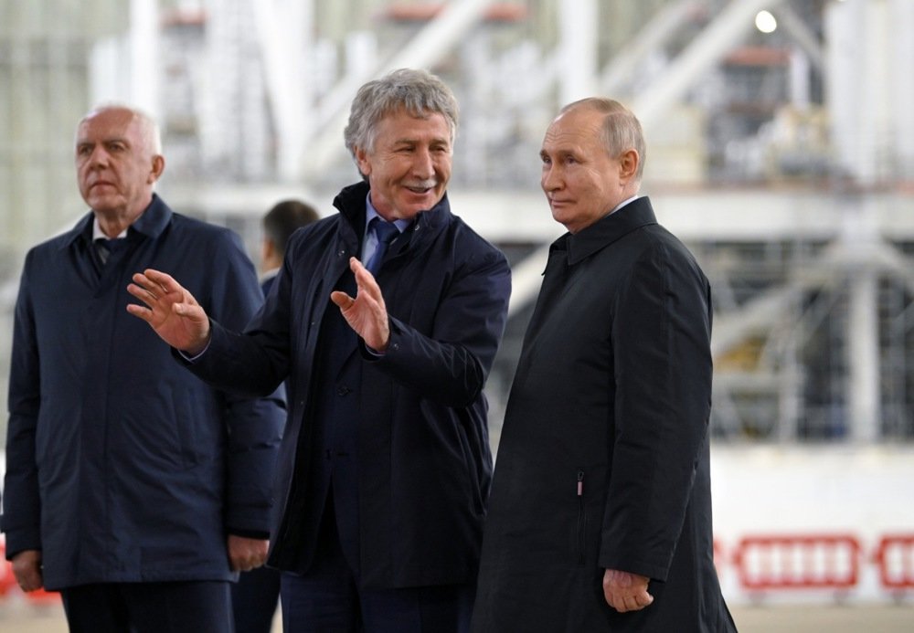 CEO of Russian gas company Novatek Leonid Mikhelson (centre) and Russian President Vladimir Putin in July 2023. Photo: EPA-EFE/ALEXANDER KAZAKOV / SPUTNIK / KREMLIN POOL
