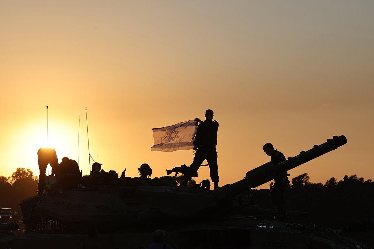 Израильские солдаты у границы с сектором Газа во время перемирия, 29 ноября 2023 года. Фото: Abir Sultan / EPA-EFE
