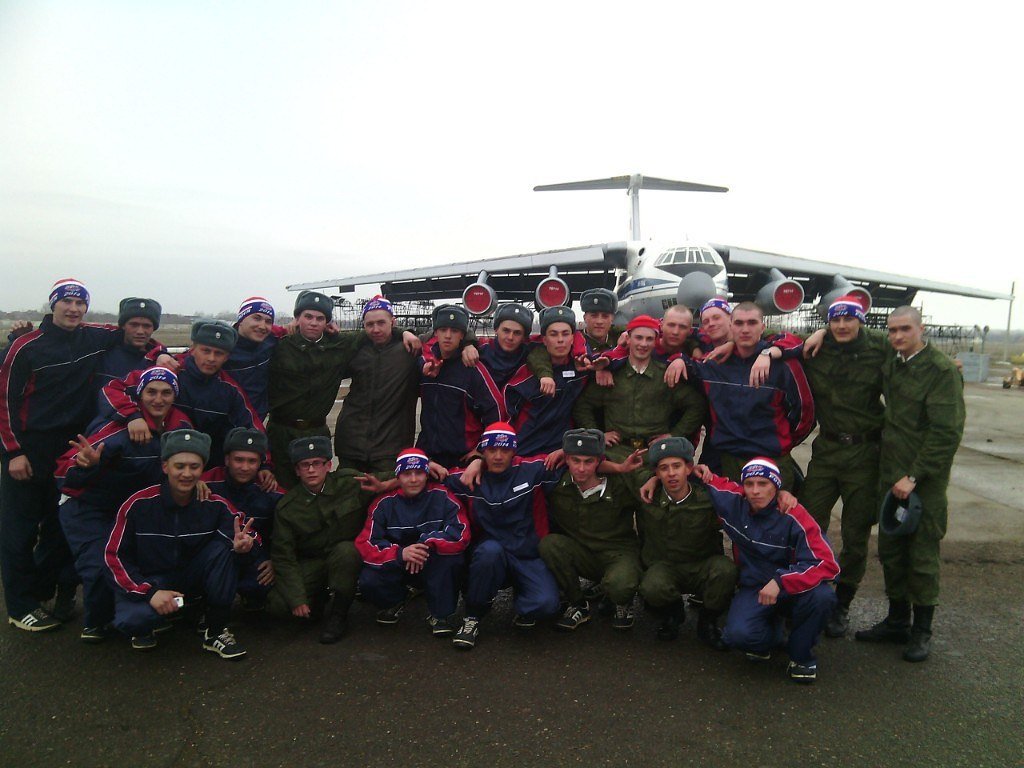 Военнослужащие воинской части №45097 на фоне самолета Ил-76. Фото: соцсети
