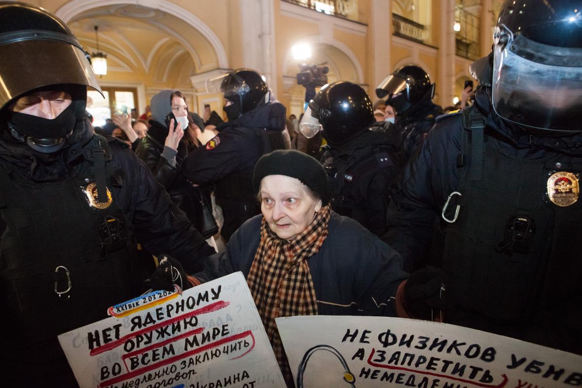 Elena Osipova’s being detained by police. Photo: Elena Rodina for Novaya Gazeta Europe