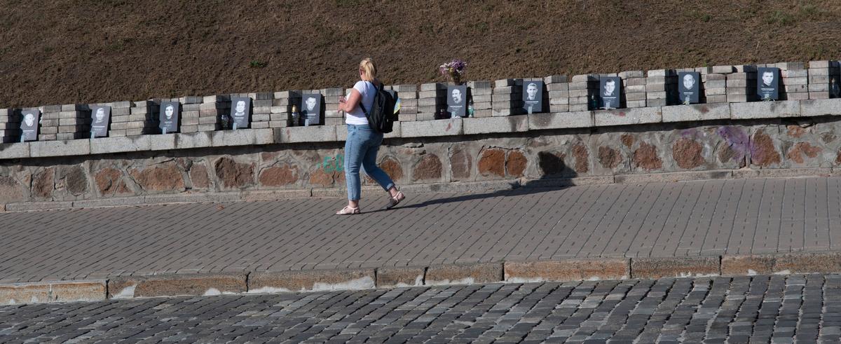 Аллея Небесной Сотни — тех, кто погиб на Майдане во время революции достоинства в 2014 году. Киев, 24 августа 2022 г. Фото: Йенс Альструп, специально для «Новой газеты. Европа»