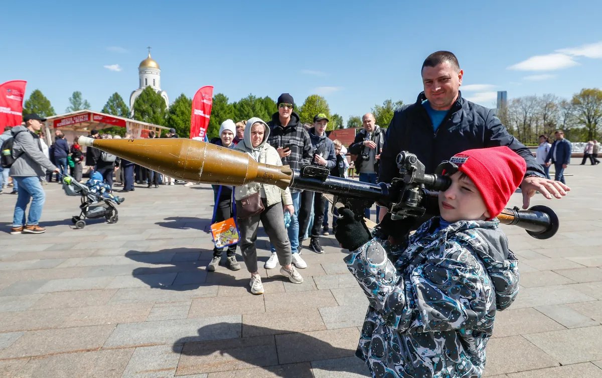 A boy learns how to hold a grenade launcher near the Museum of the Great Patriotic War on the Poklonnaya Hill in Moscow, Russia, 04 May 2024. Photo: EPA-EFE/YURY KOCHETKOV