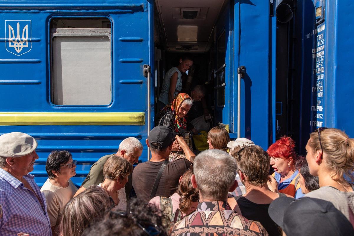 Мирные жители садятся в эвакуационный поезд в Покорвске. Июль 2022 года. Фото: Alex Chan Tsz Yuk / SOPA Images / LightRocket / Getty Images