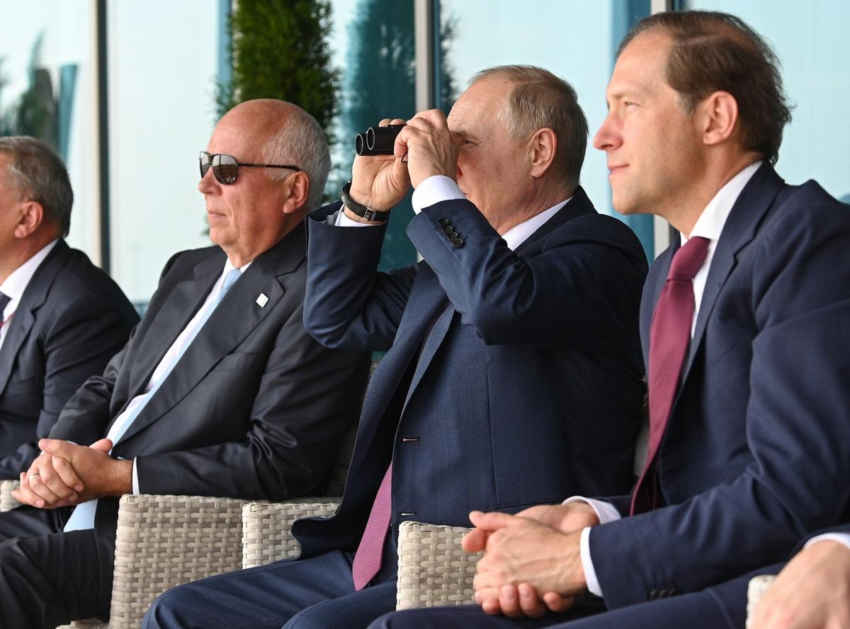 Sergey Chemezov, Vladimir Putin and Denis Manturov. Photo: EPA-EFE