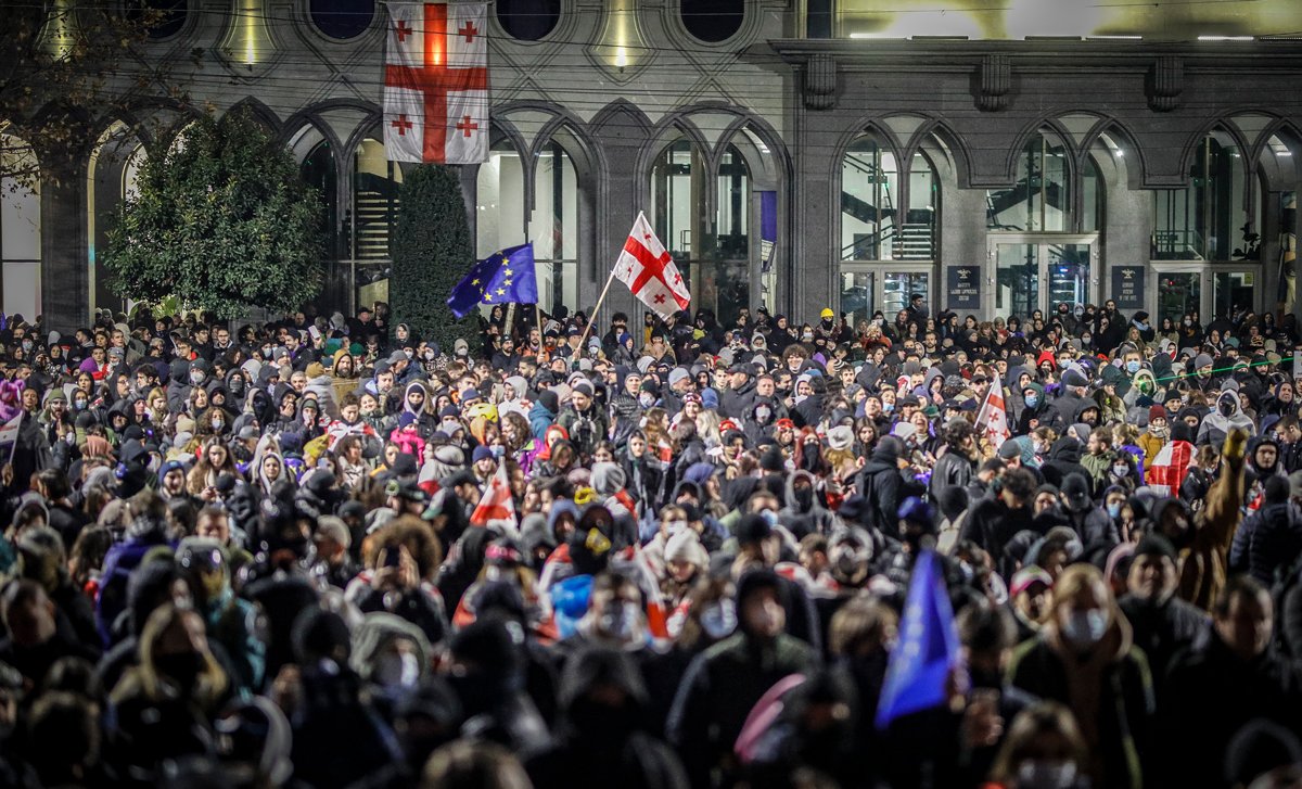 Митинг перед зданием парламента в Тбилиси, 1 декабря 2024 года. Фото: David Mdzinarishvili / EPA