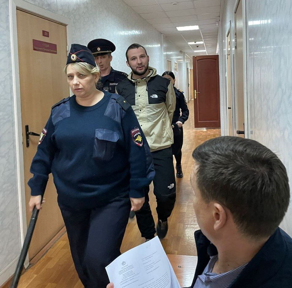 Илья Бабурин в зале суда. Фото:  Зона солидарности  / Telegram