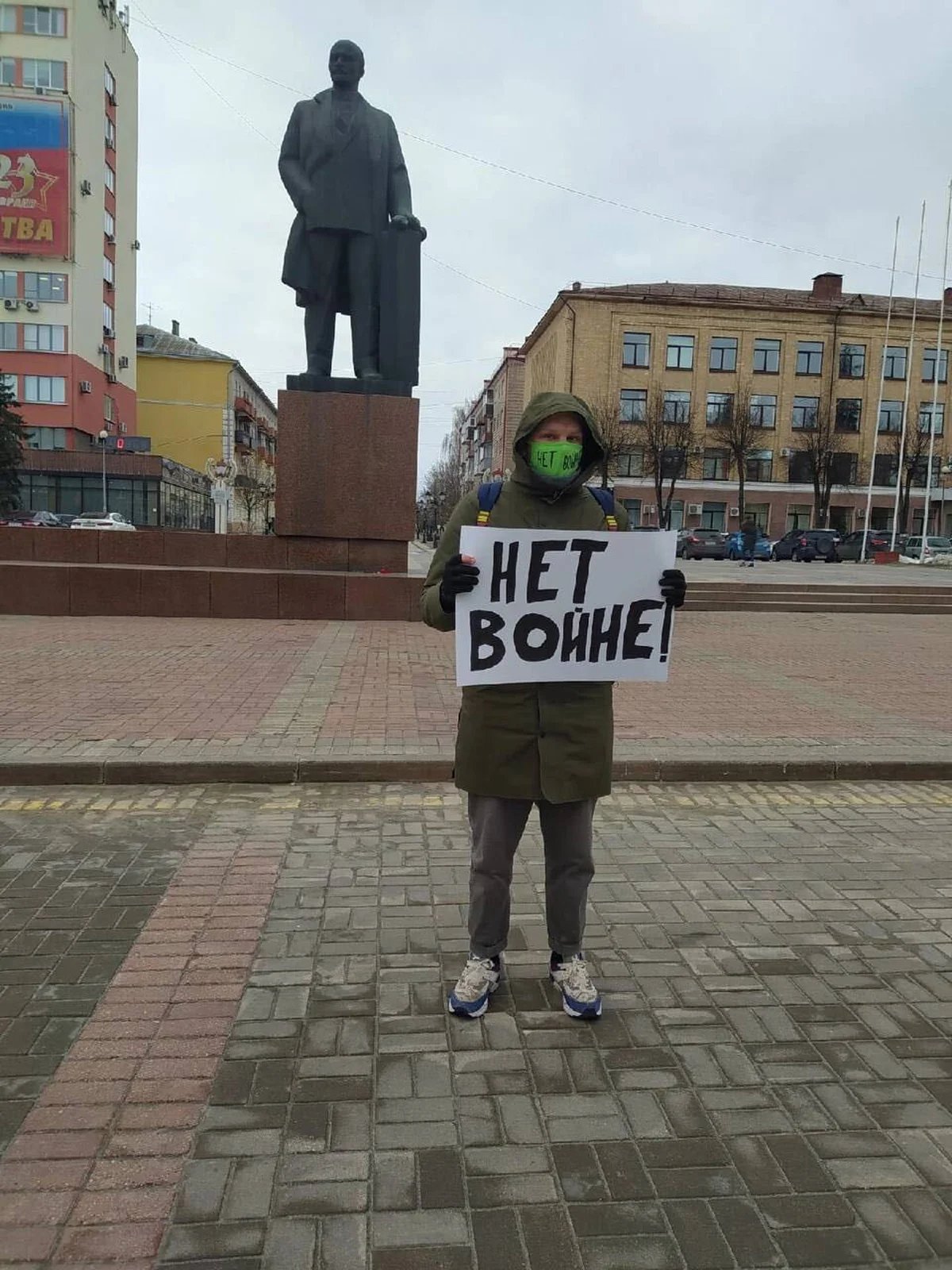 Korshunov holds a sign saying “No to war”, Bryansk, 24 February 2022. Photo from private archive