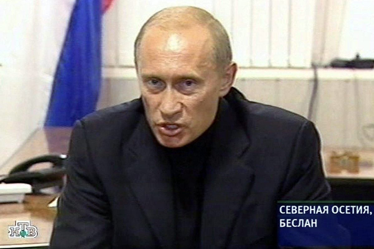 Кадр взятый с телепередачи российского канала НТВ, показывающий выступление президента России Владимира Путина во время его встречи с высшими должностными лицами Северной Осетии во время его визита в Беслан, Северная Осетия, в субботу, 4 сентября 2004 года. Фото: EPA Photo/NTV