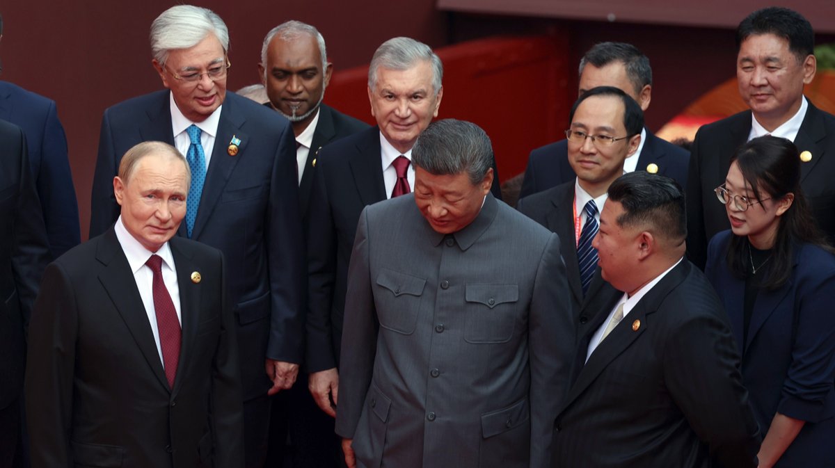 Равнение на Си . Саммит ШОС и военный парад подтвердили претензии Пекина на роль мирового лидера. Произвести впечатление удалось. Но насколько крепко антизападное единство?