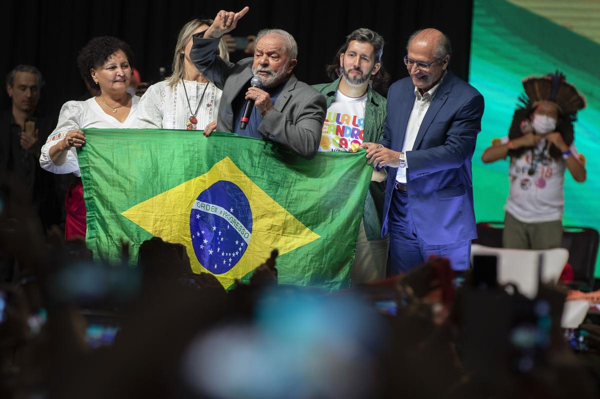 Луис Инасио Лула да Силва (в центре) и его кандидат в вице-президенты Жеральдо Алкмин (справа). Фото: EPA-EFE/Joedson Alves