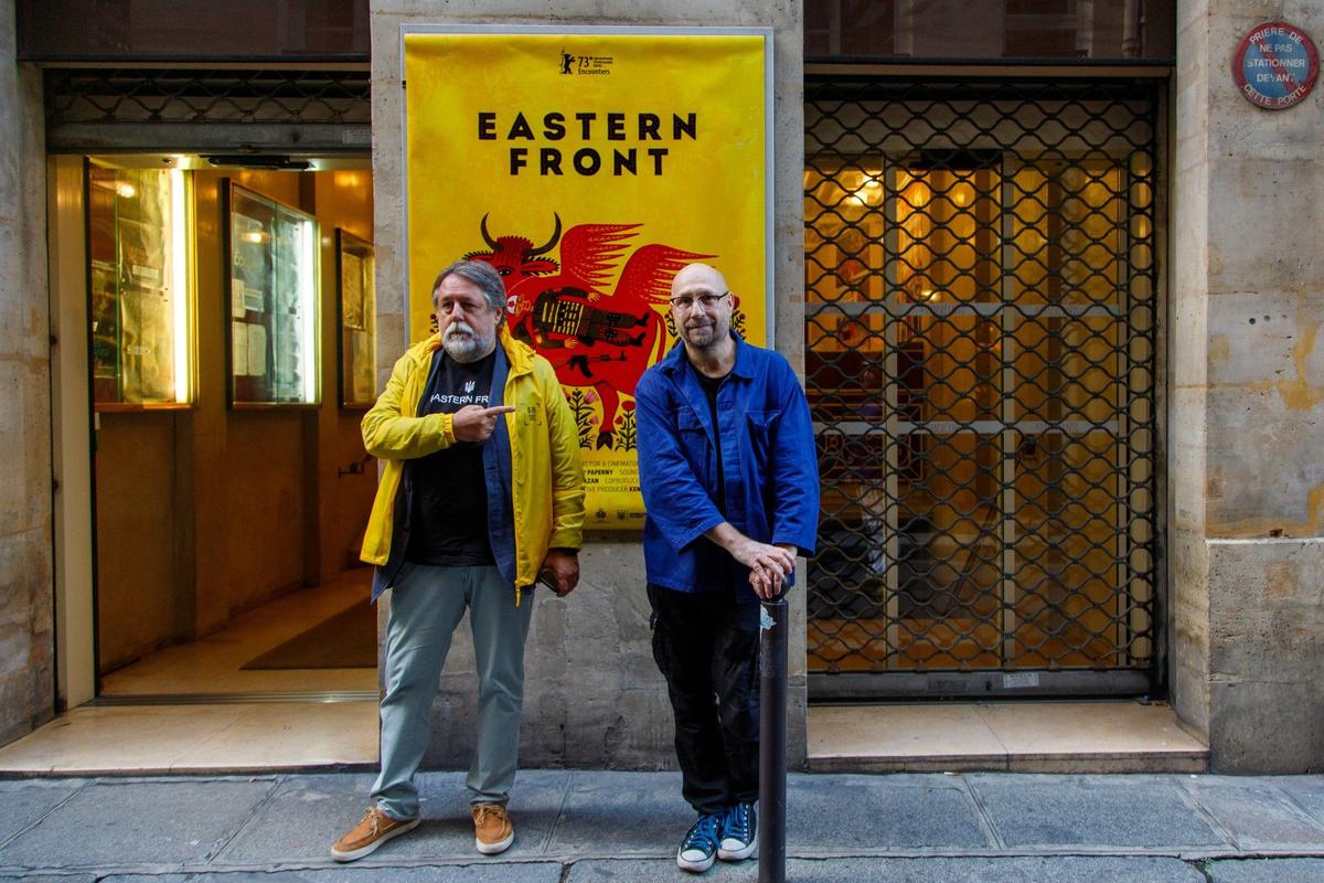Виталий Манский и Влад Кеткович перед открытием фестиваля на фоне афиши к фильму «Восточный фронт». Фото: Nikita Mouraviev
