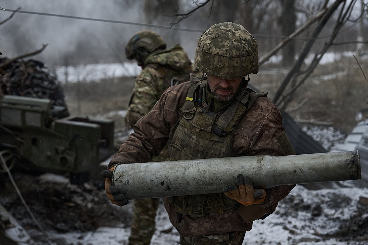 Украинские военные готовятся к стрельбе в Авдеевке. 7 декабря 2023 года. Фото: Костя Либеров / Libkos / Getty Images