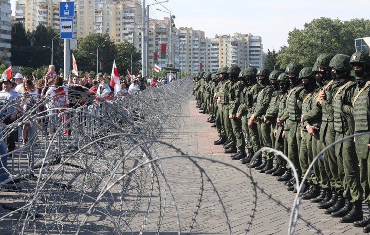 The military blocks a demonstration against the results of the presidential elections, in Minsk, Belarus, 30 August 2020. Photo: EPA-EFE / STRINGER