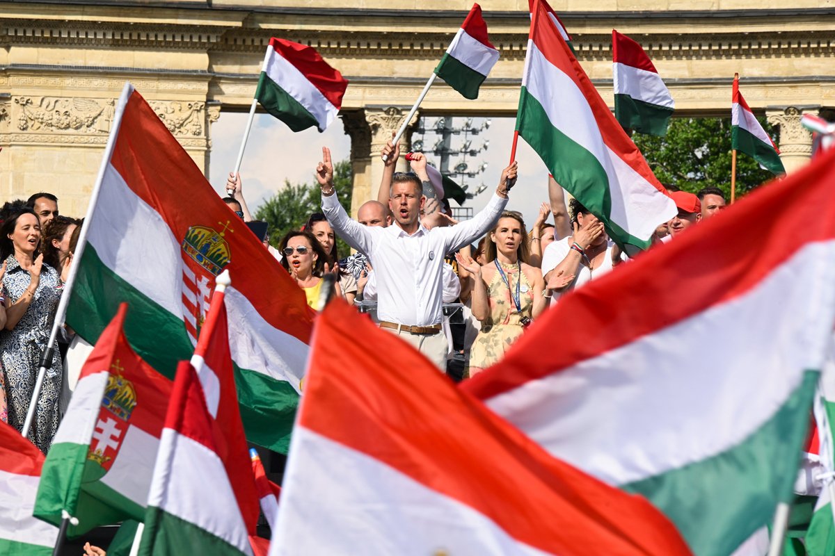 Петер Мадьяр выступает с речью на митинге в центре Будапеште, Венгрия, 8 июня 2024 года. Фото: Szilard Koszticsak / EPA-EFE