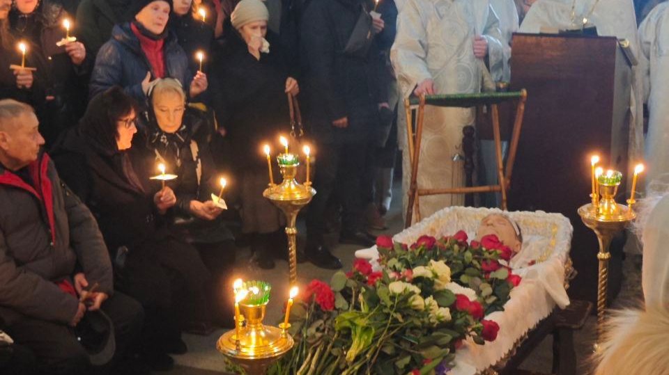 Алексей Навальный в церкви на отпевании. Фото