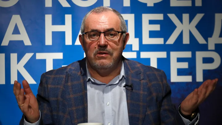 Год начался с массовых очередей, в которых стояли россияне, чтобы поставить подпись за регистрацию Надеждина в кандидаты в президенты. Угадайте, какой из этих комментариев «ВК» написан не ботом (орфография и пунктуация комментариев здесь и далее сохранены. — Прим. ред.).