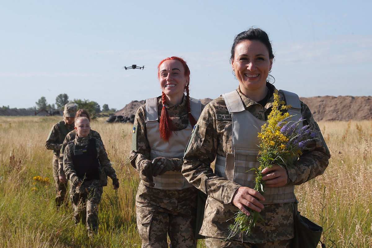 Gratë ukrainase marrin pjesë në testimin e uniformave të reja ushtarake të grave gjatë një stërvitjeje ushtarake në një poligon qitjeje afër Kievit, Ukrainë, 12 korrik 2023. Foto: Sergey Dolzhenko / EPA-EFE