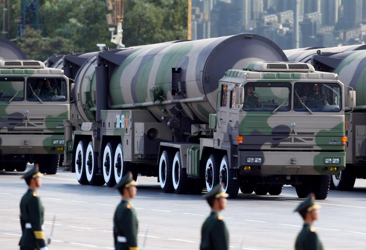 Ракеты с ядерными боеголовками на параде в честь 60-летия основания Китайской Народной Республики, 1 октября 2009 года Пекин, Китай. Фото: Feng Li / Getty Images
