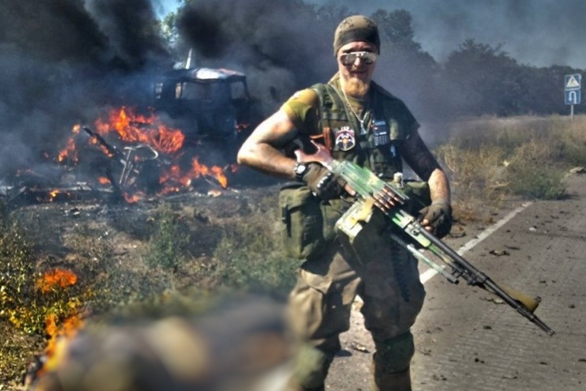 Петровский позирует на фоне обгоревшего тела украинского военного. Фото: ДШРГ «Русич»