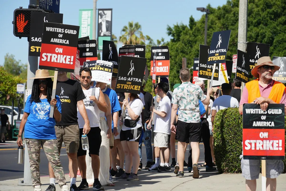 Члены и сторонники SAG-AFTRA и WGA проходят пикет в Paramount Studios 19 июля 2023 года в Лос-Анджелесе, Калифорния. Фото: JC Olivera/Getty Images