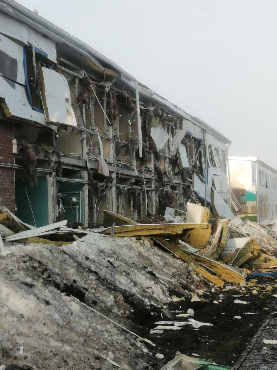 Объект особой экономической зоне «Алабуга» в Татарстане после атаки беспилотников, фото: Baza