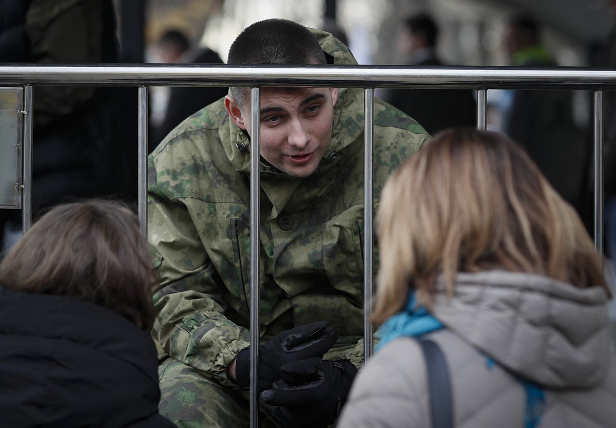 Российский солдат-срочник прощается с родственниками на призывном пункте во время частичной военной мобилизации в России в Москве, Россия, 12 октября 2022 года. Фото: Юрий Кочетков / EPA-EFE