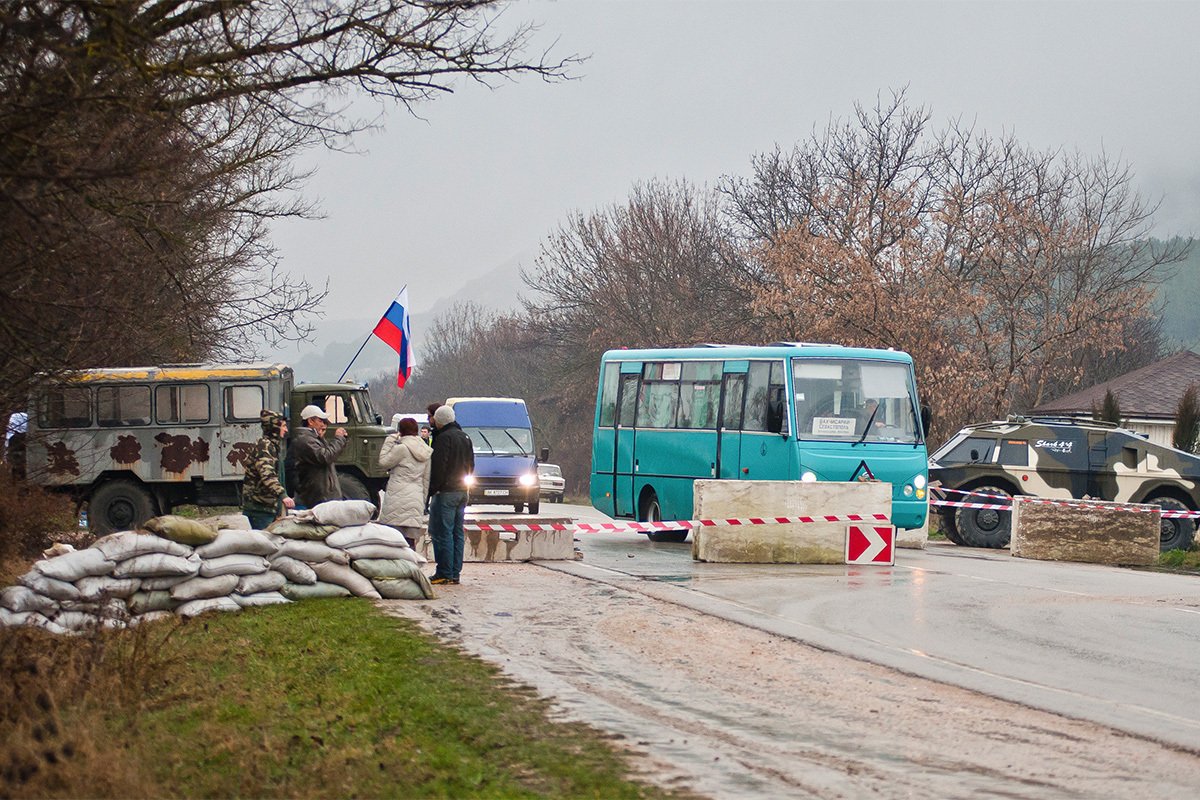 Пророссийские активисты строят блокпост на дороге Симферополь — Севастополь в Крыму, Украина, 26 февраля 2014 года. Фото: Антон Педько / EPA