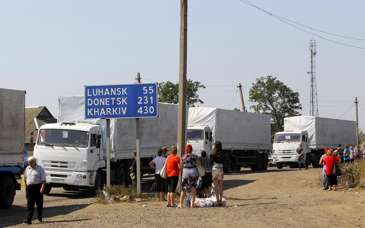 Грузовики российской колонны с гуманитарной помощью стоят в очереди на пограничном посту, 23 августа 2014 года. Фото: EPA/STRINGER
